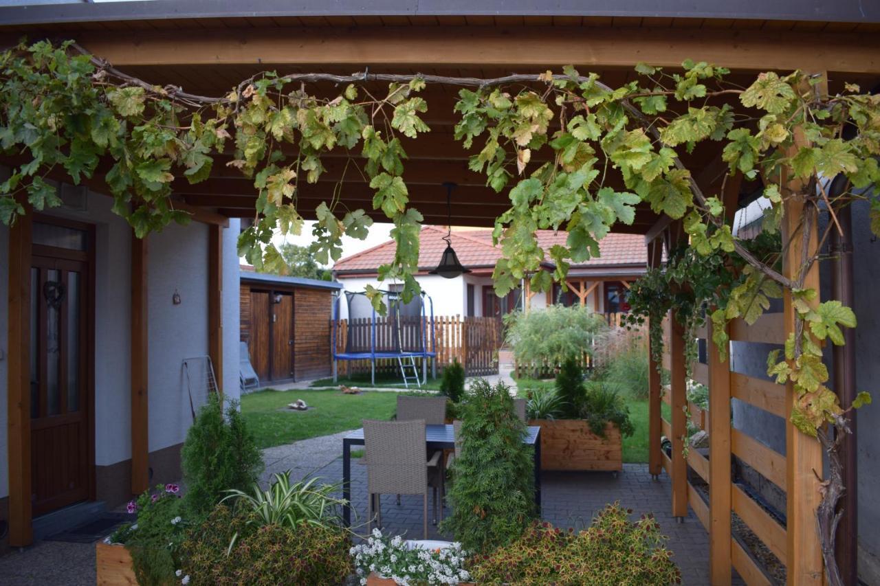 Ferienwohnung Bile Domky Lednice Exterior foto
